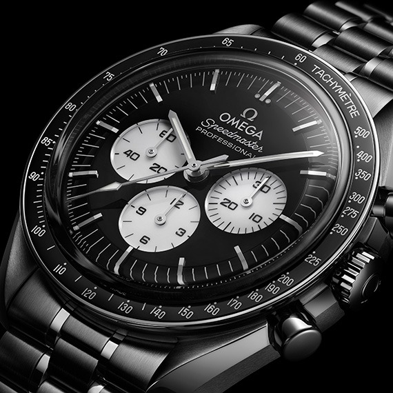 OMEGA présente la Speedmaster Moonwatch en noir et blanc