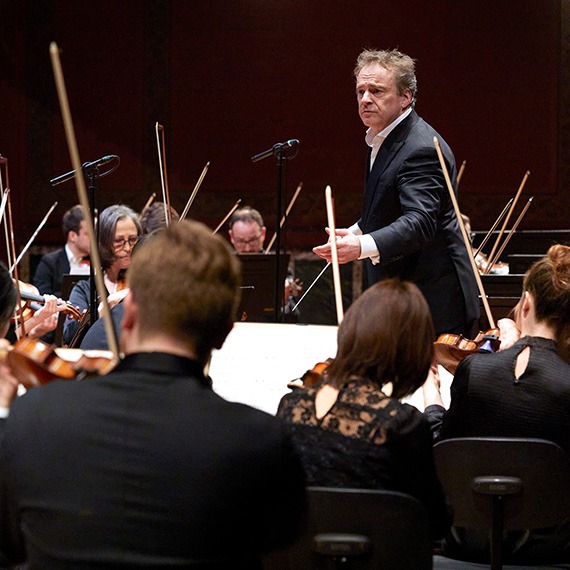 Jonathan Nott dirige un programme symbolique de son héritage