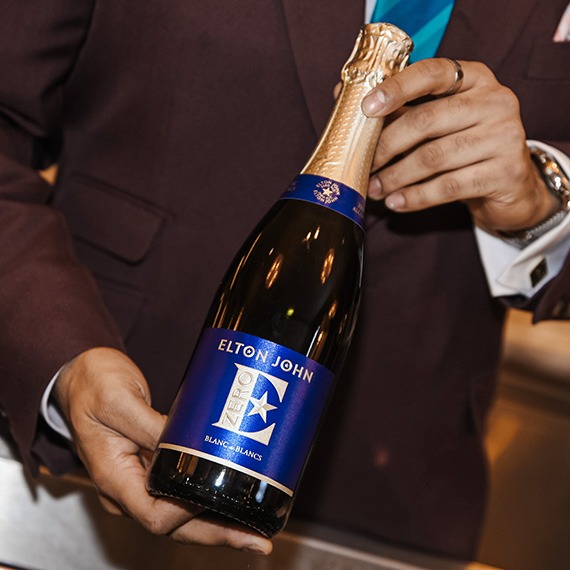 Elton John dévoile un Blanc de Blancs 0% révolutionnaire